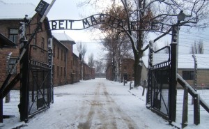 Auschwitz_I_entrance_snow