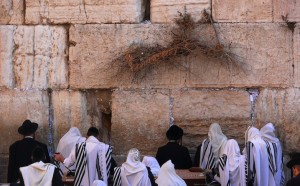 Jews-pray-in-the-Western-Wall-1